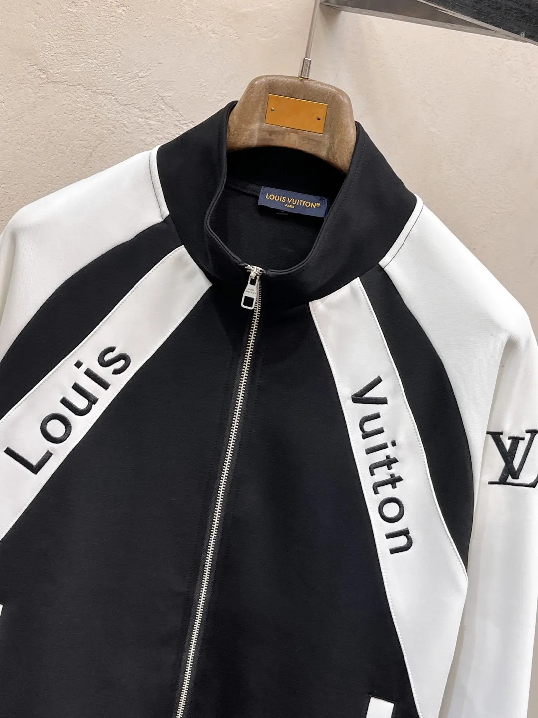 🅿️720 [LV Louis Vuitton] hot-selling suit is coming. Focus on the original version of the official website. 2025 new hot-selling cardigan and sweatshirt suit. The original order is the best. 🇭🇰The meticulous work of top designers. Just for a fitting and perfect upper body effect. All-natural high-quality Tencel Roman cotton 100%, close-fitting comfort, noble and elegant! Original hardware embodies elegance and nobility! Counter size: M-3XL (maximum wear up to 190 pounds)